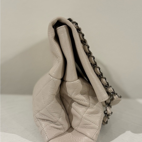 Quilted Cream Shoulder Bag • Pebbled Texture • Gunmetal Chain - Picture 9 of 16